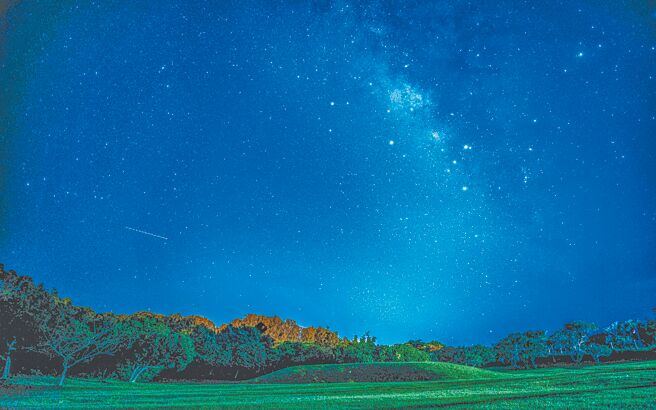 屏东县政府推动星空旅游，选出10大观星场域，最后择选出社顶部落、港口村及佳乐水风景区等处，争取国际暗空小镇认证。图为社顶自然公园的星空。（屏东县政府提供／罗琦文屏东传真）