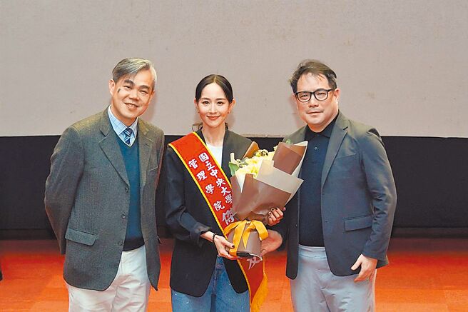 張鈞甯（中）獲選中央大學管理學院傑出校友，11日領獎，她與院長葉錦徽（左）、指導教導鄭有為（右）合影。（校方提供）
