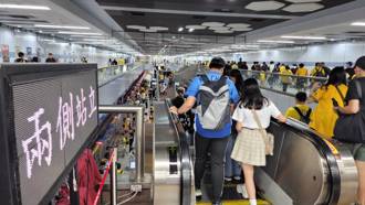 北捷電扶梯「兩側站立」又起爭議？一票頂大生罵爆：很討厭