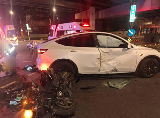 中和特斯拉违规左转 直行骑士高速「猛撞喷飞」命危