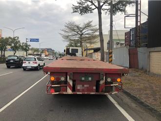 高雄曳引車迴轉遭機車猛撞　警追查騎士「酒測超標」遭送辦