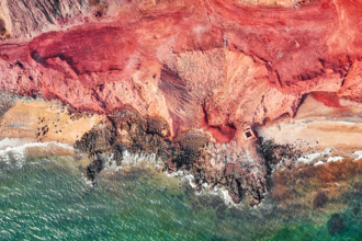 影》伊朗海灘血雨奇景！「海水染成鮮紅 」驚人畫面曝光