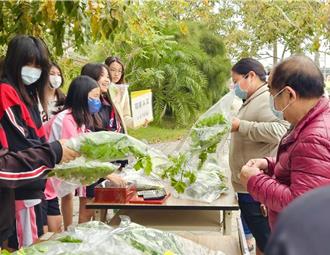 學生變農夫！高雄燕巢國中自種蔬菜上市 社區大讚：最新鮮