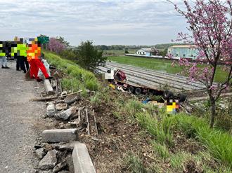 國1高嘉義段聯結車與小客車互撞全翻覆   兩人送醫車流塞爆