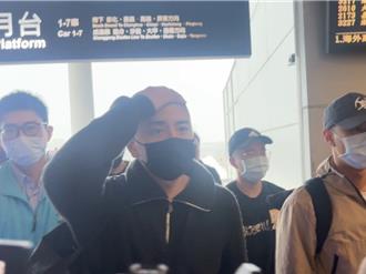 最老菜鸟！王大陆板着脸抵达新乌日  专车送进成功岭