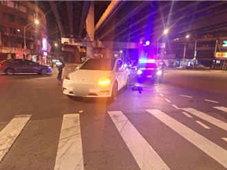 机车衝撞左转自小客 骑士重伤昏迷