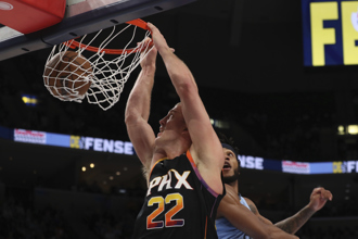 影》NBA流血衝突！搶籃板變扭打摔角 太陽球星慘濺血