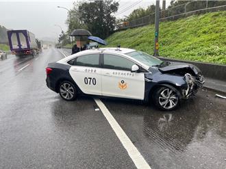 國道驚魂！台中警押解逃犯遇雨打滑 　自撞護欄車頭撞毀