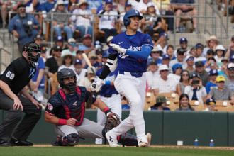MLB》大谷抵东京喊「我回来了」 爱犬随行！ 逾4.6万人关注航班