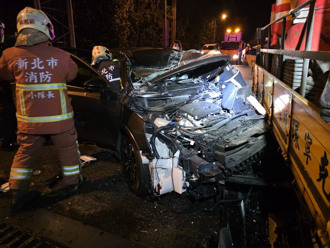 國5北上轎車高速撞工程車 車體嚴重變形！駕駛受困