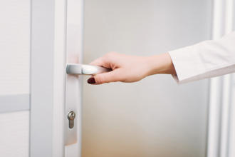 人妻与亲妈「多聊10多分钟」错过门禁 被锁门外！婆婆竟关机