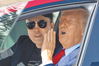 川普買車相挺 馬斯克：美製特斯拉2年翻倍