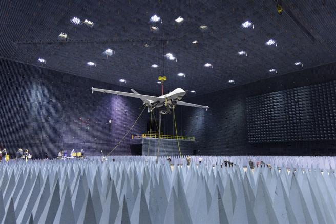 測評單位在基地的大型電磁隔離室內進行模擬操作測試，驗證通訊系統的訊號傳輸穩定性。（取自美海軍航空系統指揮部網站）