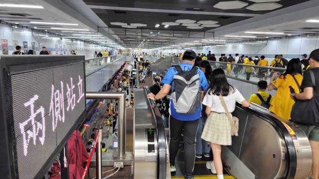 台北捷运宣导北捷电扶梯两侧皆可站立，但最近有旅客发现两侧站立在尖峰时刻不易纾解人潮。（图／翻摄自北捷官网）