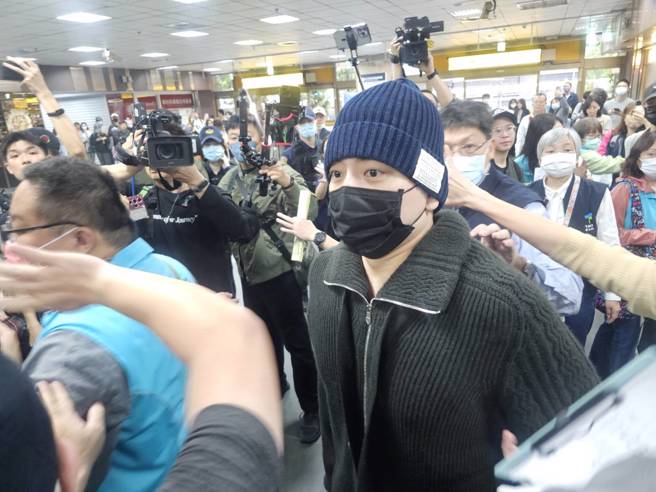 王大陆头带毛帽口罩现身，集合搭车前往成功岭。(游定刚摄)