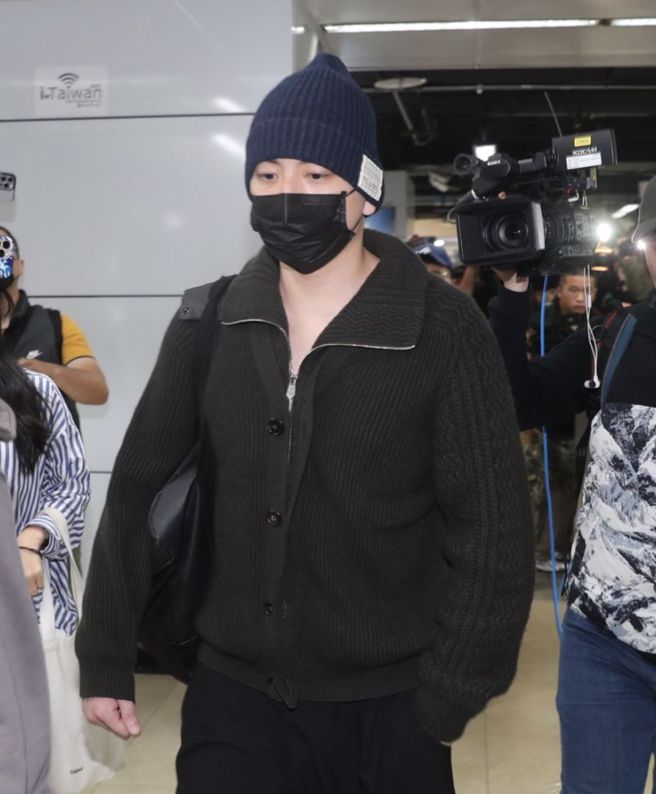 艺人王大陆13日在台北火车站北二门集合点名入伍报到，进行为期一年的役期。（陈君玮摄）