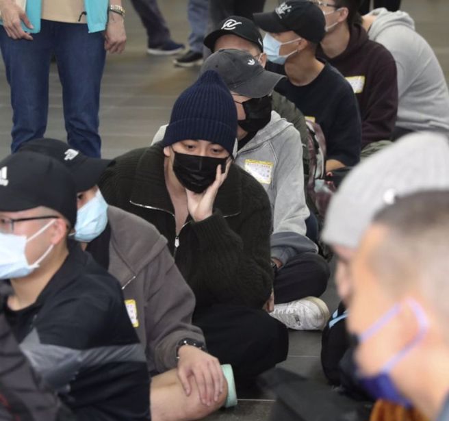 艺人王大陆13日在台北火车站北二门集合点名入伍报到，进行为期一年的役期。（陈君玮摄）