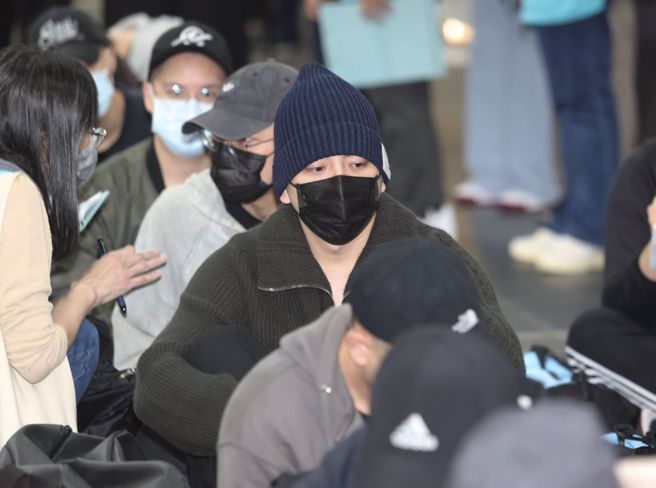 艺人王大陆13日在台北火车站北二门集合点名入伍报到，进行为期一年的役期。（陈君玮摄）