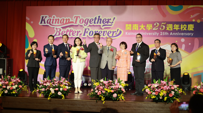 開南大學校慶貴賓葉哲正榮譽董事長（右5）王家麟監察人（左5）周守民校長（右4）與優秀校友張瑛真（左1）、李志偉（左2）、陳俐臻（左4）、蘇西岳（左3）、丁毓齡（右1）、洪振豐（右2），郭承豪（右3）合影（照片/開南大學提供）