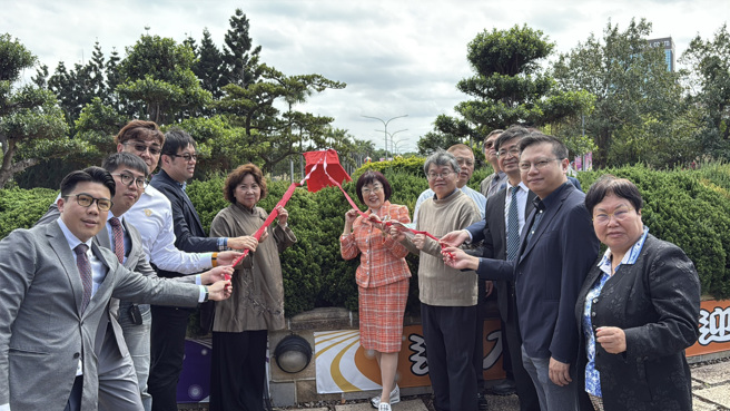 周守民校長與林玥秀前校長，與校友們共同捐贈並認養羅漢松。（照片/開南大學提供）