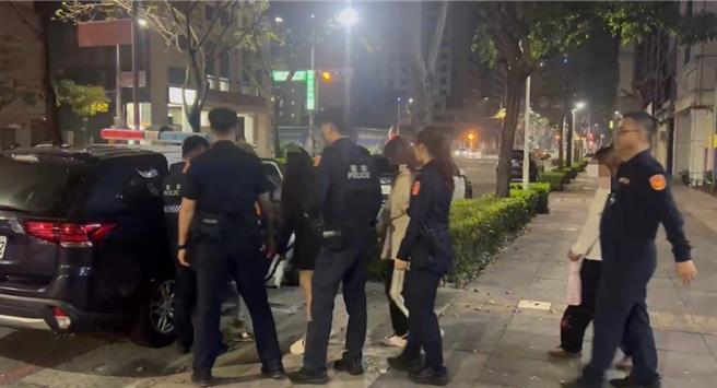 警方于3月11日晚间8时展开突袭，当场查获店家负责人、柜台人员、3名女服务生以及2名男客共7人，全被依法送办。（警方提供／林雅惠高雄传真）