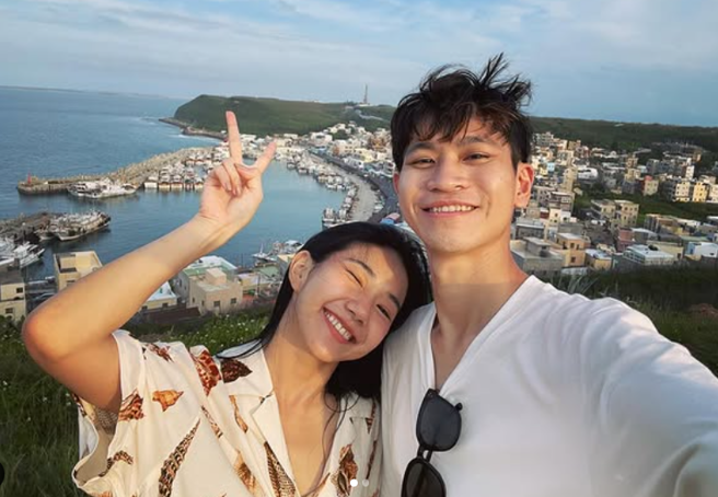 YouTuber「眾量級CROWD」由Andy（右）和家寧（左）組成，以惡搞情侶拍片方式走紅，2人分手後各自開設新頻道。（翻攝眾量級IG）