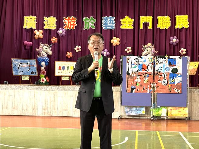 多年国小校长张志猛强调，这场戏剧演出不仅是孩子们艺术学习的重要里程碑，更是一场跨领域的整合与展现。（于家麒摄）