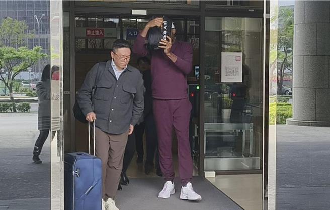 台湾篮坛首名归化球员戴维斯（右）与陈姓前妻在桃园中坜青埔派出所前爆发拉扯衝突。（中时资料照，赖佑维摄）