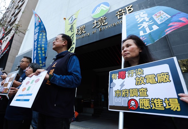 环团13日前往环境部举行「揭发协和电厂隐匿重金属污染记者会」，呼吁基隆市政府及环境部，既知协和电厂内有土壤污染情形，依法应即查证，详尽调查「全区」土壤及地下水污染状况，并依法管制污染源。尤其1、2号机附近已确认有多处土壤污染，而3、4号机附近尚未调查，应一併查明，并彻底管制污染源及整治污染，以维护居民健康。（陈俊吉摄）