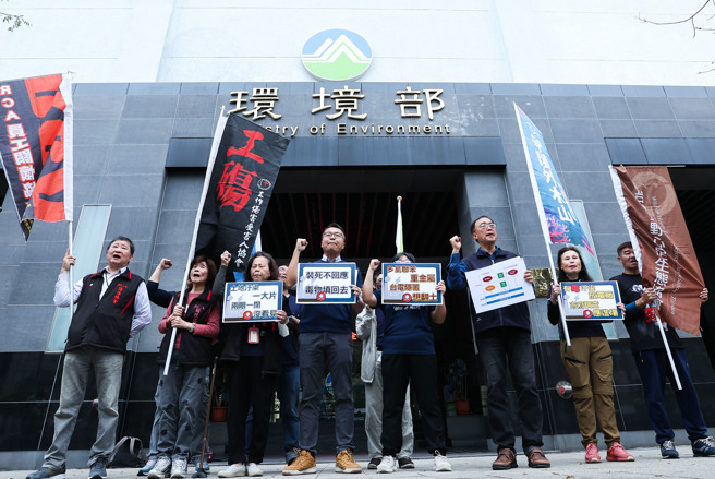 环团13日前往环境部举行「揭发协和电厂隐匿重金属污染记者会」，呼吁基隆市政府及环境部，既知协和电厂内有土壤污染情形，依法应即查证，详尽调查「全区」土壤及地下水污染状况，并依法管制污染源。尤其1、2号机附近已确认有多处土壤污染，而3、4号机附近尚未调查，应一併查明，并彻底管制污染源及整治污染，以维护居民健康。（陈俊吉摄）