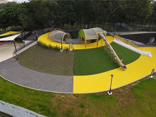 桃园市阳明公园斥资7500万元改造，串联公园内的环状动线，打造自然共融的游憩场域。（桃园市工务局提供）