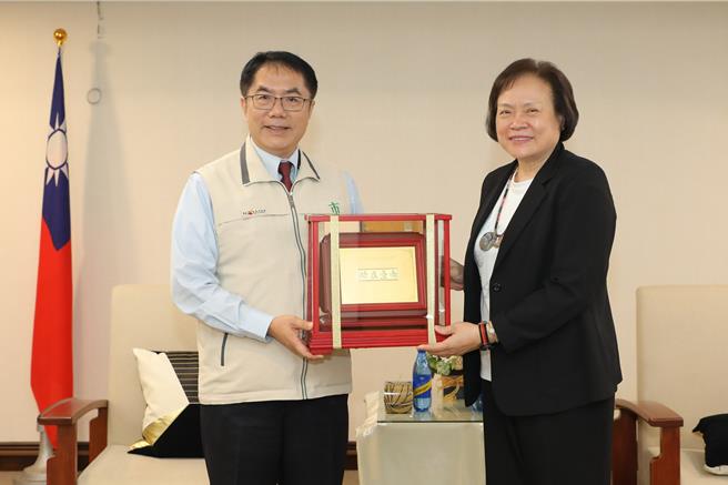 陈淑姿（右）担任行政院主计长之前，曾任台南市政府主计处长、研考会主委，是台南市政府大掌柜，市长黄伟哲今天力挺其专业能力，炮轰傅昆萁失格。（台南市政府提供／曹婷婷台南传真）