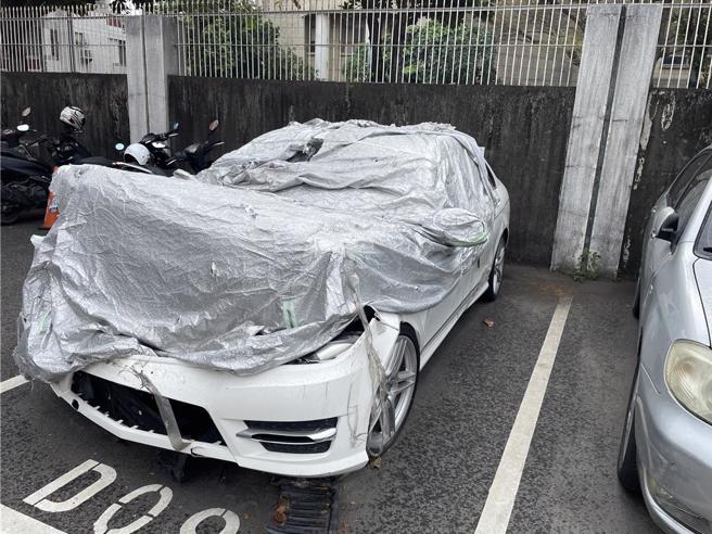 劉男開這輛賓士車自撞製造假車禍，撞死母親，詐領保險金，嘉義縣警方查扣中。（嘉義縣警局提供／廖素慧嘉義傳真）