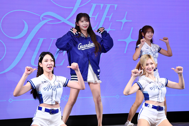 李珠珢正式加入富邦悍将啦啦队，见面会现场大秀一段舞蹈。（图／邓博仁摄）