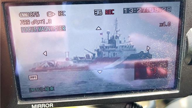 打捞船「宝拉丽丝3号」停驻于台东都兰鼻南侧海域，船尾可见黑蓝色涂装的机头，以「斜插」姿态竖立。（萧嘉蕙摄）