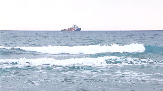 勇鹰高教机失事海域风浪略增强，打捞船「宝拉丽丝3号」的作业位置再度向南略微偏移。（萧嘉蕙摄）