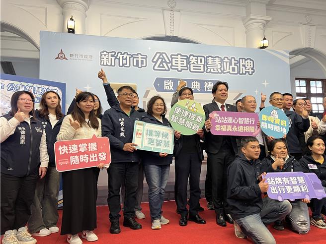 新竹市政府考量班次、人潮等，陸續於78處建置獨立式、附掛式2種智慧站牌，13日正式啟用。（王惠慧攝）