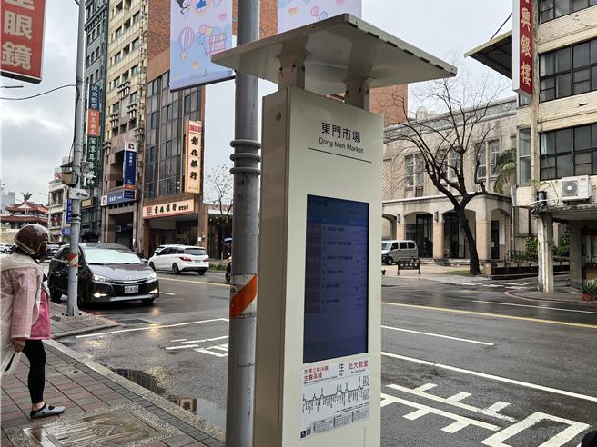 新竹市政府去年於東門市場啟用首座智慧公車站牌，將站牌高度降至150公分，友善長輩及行動不便族群。（王惠慧攝）