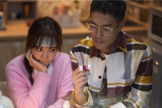 Ella（左）與楊祐寧劇中飾演相愛小夫妻，因瑣事頻頻爭執。（壹壹影業提供）