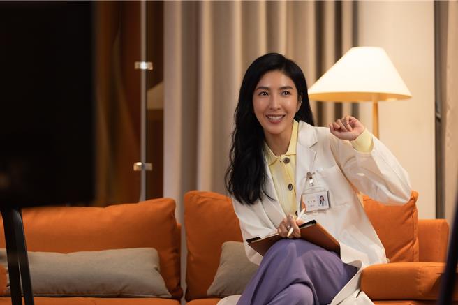 楊謹華展現專業形象，飾演性治療師。（壹壹影業提供）