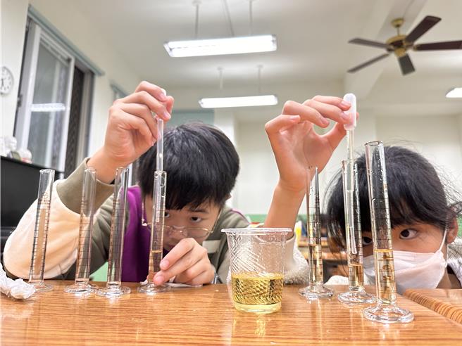 金门中正国小参加第40届厦门市青少年科技创新大赛，以「地球环境与宇宙科学」领域的研究成果荣获一等奖，并获推荐晋级福建省大赛。(图／中正国小提供)