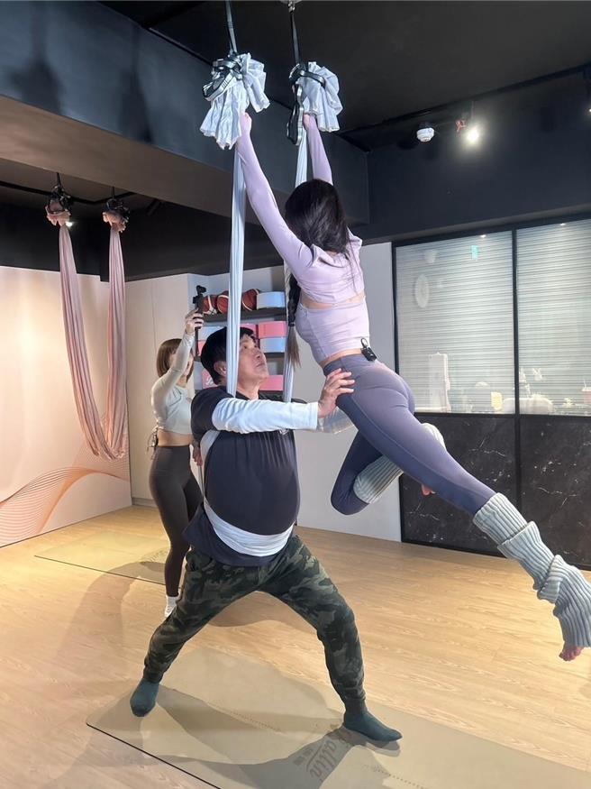 胡瓜（左）和林襄默契搭配双人空中瑜伽。（《下面一位》提供）
