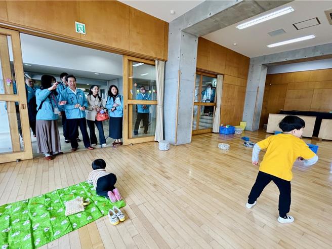 金门县长陈福海（左二）13日率领县府团队与多位国小校长，前往日本东京十文字学园女子大学附设幼稚园参访，实地了解日本幼儿教育环境与教学模式。（图／金门县政府）