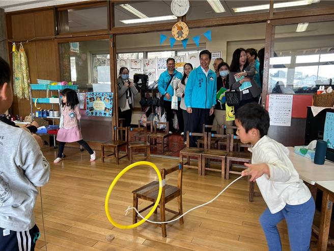 金门县长陈福海（中）13日率领县府团队与多位国小校长，前往日本东京十文字学园女子大学附设幼稚园参访，实地了解日本幼儿教育环境与教学模式。（图／金门县政府）