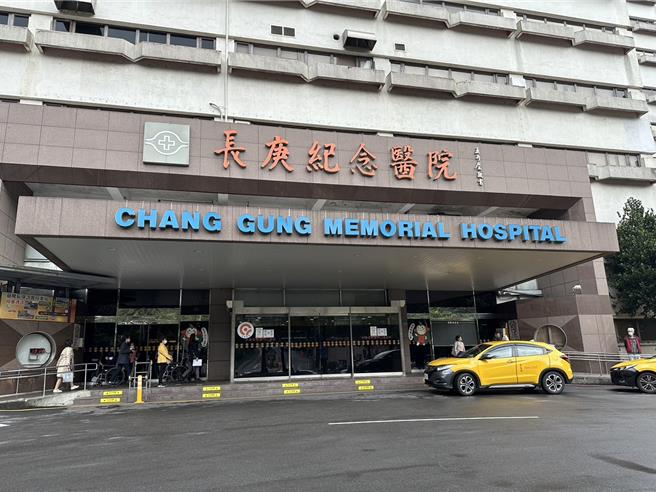 莊員被搜索後，突然出現心肌梗塞的症狀，被緊急送醫搶救。（警方提供）