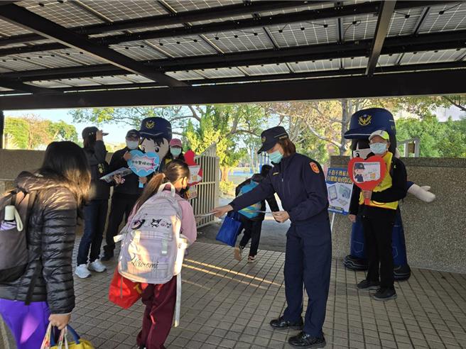 台中市警察局妇幼队为有效预防儿少受害，加强宣导「不要拍」、「不传送」。（妇幼队提供／宝智华台中传真）