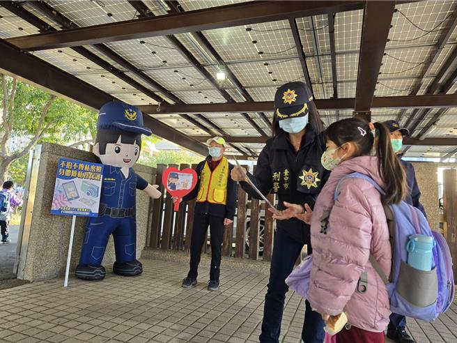 台中市警察局妇幼队为有效预防儿少受害，加强宣导「不要拍」、「不传送」。（妇幼队提供／宝智华台中传真）