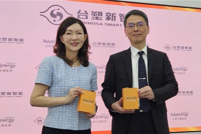 台塑新智能董事长王瑞瑜(左)宣布，子公司台塑尖端能源，斥资上百亿元打造彰滨工业区2.1GWh电芯及模组厂正式完工量产。（王莫昀摄）