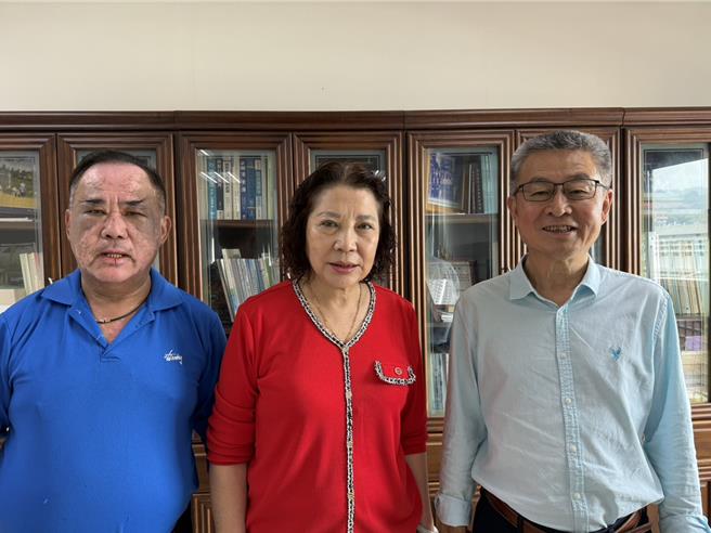 林内乡农会日前完成第二十届改选，徐秀珠（中）当选理事长，也是全县第一个女性农会理事长，右为连任的总干事黄国洲，左为新任常务监事张新发。（周丽兰摄）
