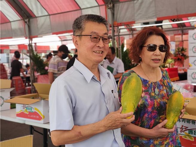 徐秀珠（右）积极参与农会事务，图为去年林内乡木瓜评鑑活动中，她以常务监事身分出席，左为总干事黄国洲。（周丽兰摄）